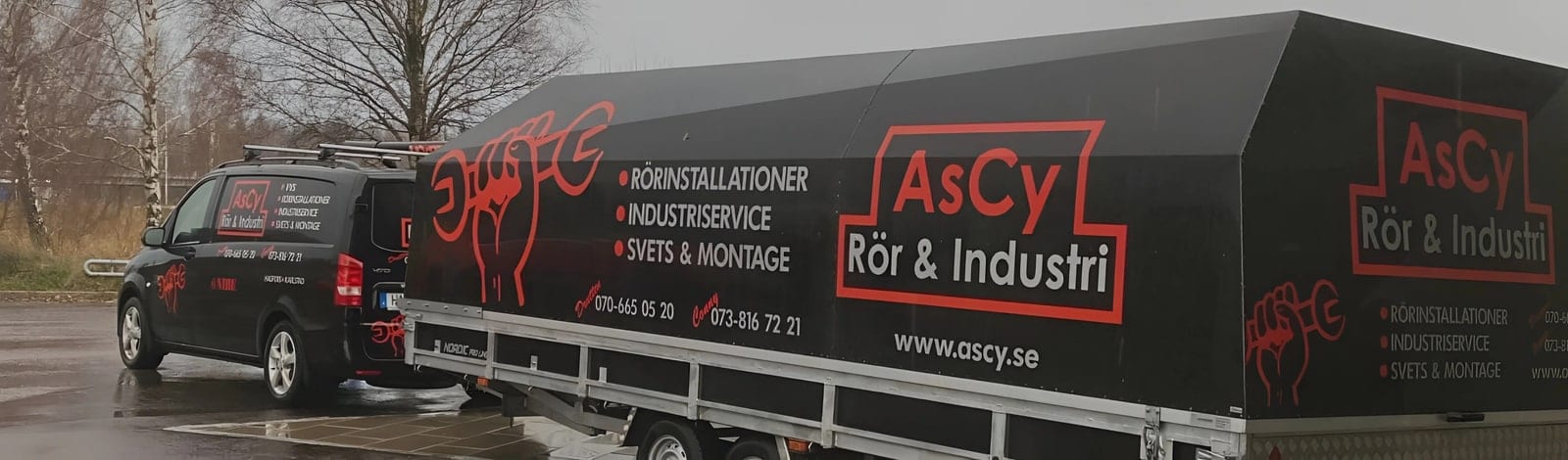 AsCy Rör & Industris servicebil och släp, märkta med logotyp, tjänster och telefonnummer